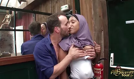 Một hơi kỳ lạ video cho những người sành điệu của tinh trùng-ngâm non, trong đó có một vài người từ khắp bao quanh một ác tóc đỏ người phụ nữ với một mặt nạ lặn ở phía trước mắt phin xec nhat ban của cô ta và đổ trên khuôn mặt của cô một cay dòng của tinh trùng