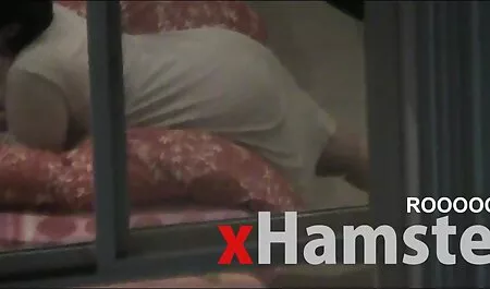 Ông làm sêx nhat ban việc với bàn tay của mình và hút một đen