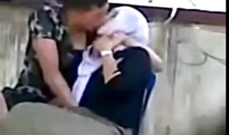 Ana Mancini ở các đường phố, trong một chiếc phim xé nhat váy màu đỏ