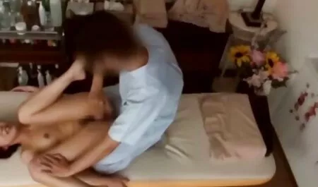 Một cô gái mong muốn chết tiệt, và nhìn thấy mẹ cô mới là người yêu, rung lắc mông của cô ở phía trước của anh ấy, cố gắng để dụ dỗ. Cô ta không mong đợi các chàng để sex nhat ban lấy cô ở mông và nhét vào mông cô ta.