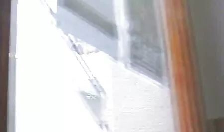 Các chàng trai nối một cô gái tóc vàng trên đường phố và cô tự phim sẽ hoat hinh nhat ban phong cách
