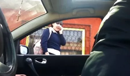 Ngồi vào nhà vệ sinh, một say đặt một con sex vu to nhat ban chó trên dương vật của mình