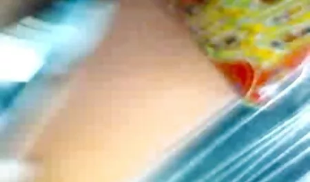 Em bé cho thấy các xes gai gia nhat ban cậu bé của ông bụng