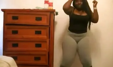 Mặc quần bó, sexy Tiffany ngồi trên khuôn mặt của một gã tham lam hít mùi hương của mình và phim sex nhat ban thuyet minh liếm đáy.